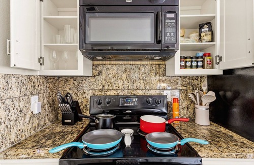South Congress Apartment | Serene SoCo Escape — Walk to Cafes + Free Parking/In-Unit Laundry!