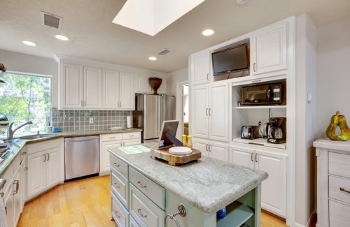 Grogan's Mill Cottage | Serene + Spacious Spring Home w/Forest Views!
