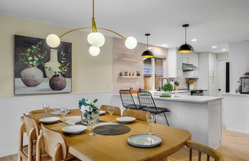 Kingsgate House | Serene Sunlit Retreat Prime Kirkland Totem Lake Remodeled + EV charging Outlet