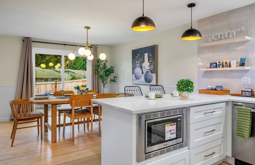 Kingsgate House | Serene Sunlit Retreat Prime Kirkland Totem Lake Remodeled + EV charging Outlet