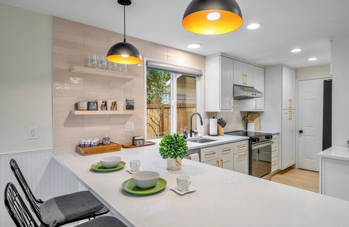 Kingsgate House | Serene Sunlit Retreat Prime Kirkland Totem Lake Remodeled + EV charging Outlet