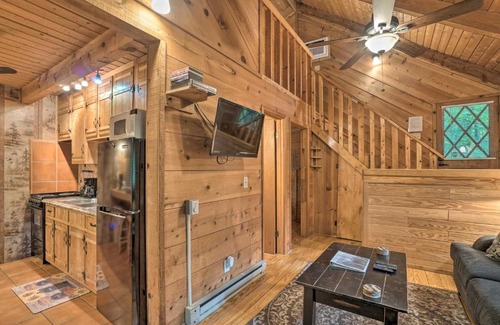 Sautee Nacoochee House | Serene Tanglewoods Cabin with Private Hot Tub!