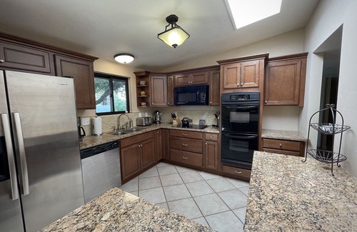 Oracle Heights Estates House | Serene, tree-shaded, mid-century retreat with beautiful views of the Catalinas