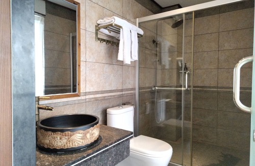 Xiufeng Hotel | Serene Vale Inn Guilin