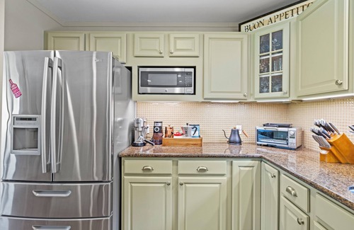 Geyserville House | Serene Vineyard Escape with Stunning Valley Views