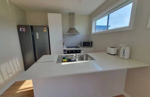 Saratoga House | Serene Waterfront GuestHouse- Views & Vibes