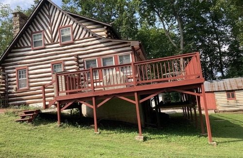 New Oxford Cottage | Serene waterfront Log cabin home close to Gettysburg Kayak, fishing and deck
