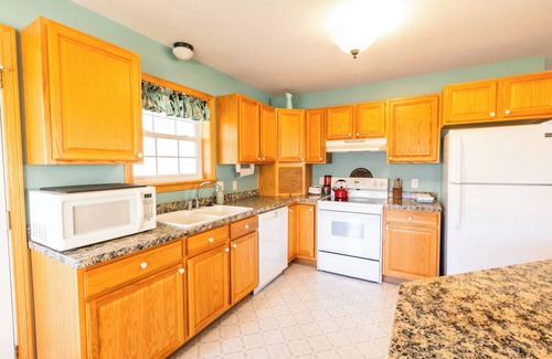 Kingsville Cottage | Serene, wooded setting near wineries, covered bridges, Lake Erie, & more!