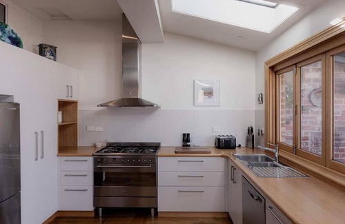 Hobart Central Business District House | Serenity and style in Sandy Bay
