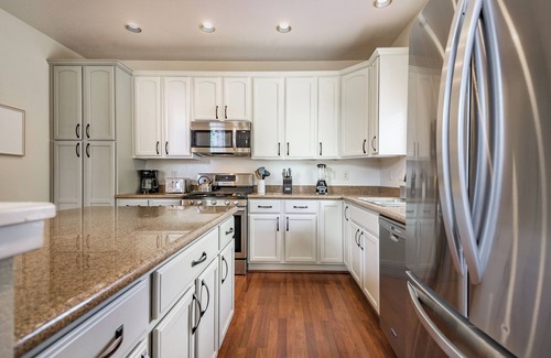 Ponderosa Trails House | Serenity Awaits: Retreat with Pine Trees and AC