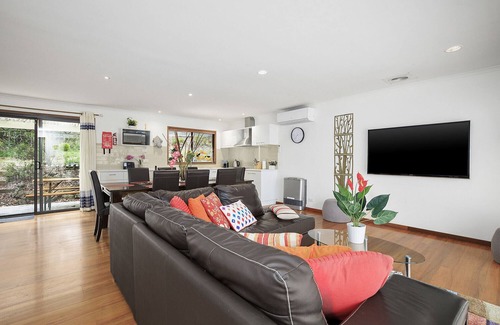 Daylesford House | Serenity@ Daylesford - wood-fire - aircon - wifi - Netflix