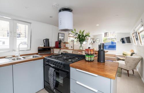 Tower Hill Boat Rental | Serenity in the Heart of London