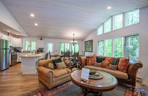 Highlands House | SERENITY IN THE MOUNTAINS ! HIGHLANDS IN TOWN VERY CLOSE TO MAIN STREET!