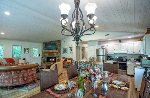 Highlands House | SERENITY IN THE MOUNTAINS ! HIGHLANDS IN TOWN VERY CLOSE TO MAIN STREET!