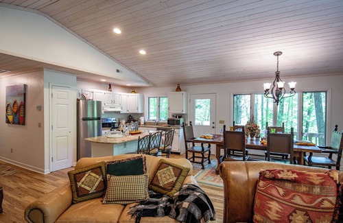 Highlands House | SERENITY IN THE MOUNTAINS ! HIGHLANDS IN TOWN VERY CLOSE TO MAIN STREET!