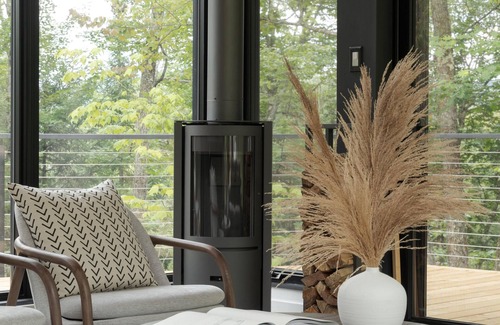 La Conception Ski Chalet | Serenity Kabinhaus Retreat: A Cozy Getaway w/Spa