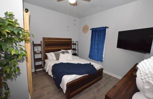 McKinney Cottage | Serenity Now-Downtown McKinney showplace