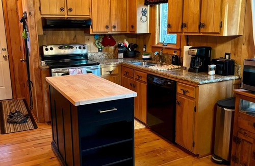 Deep Gap Cabin | Serenity Now (formerly Bennett's Bungalow) - Family and pet friendly, hot tub, f