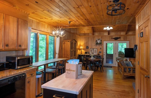 Deep Gap Cabin | Serenity Now (formerly Bennett's Bungalow) - Family and pet friendly, hot tub, f