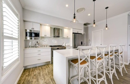 Dubbo House | Serenity on Severn - Exquisite Family Home, 3 TVs