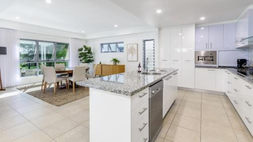 Sandstone Point House | 'serenity On Spinnaker'