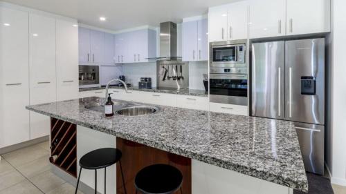 Sandstone Point House | 'serenity On Spinnaker'