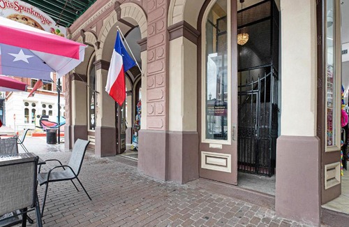 Galveston House | Serenity on the Strand - Historic Strand Loft #205