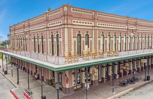 Galveston House | Serenity on the Strand - Historic Strand Loft #205