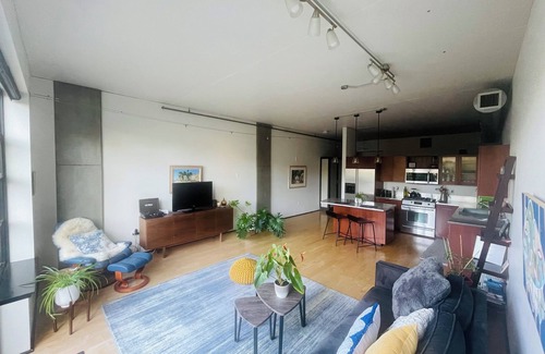 Pearl District Condo | Serenity Pearl: West-Facing private terrace, garden, Roomba, Roku TV, parking