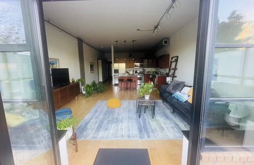Pearl District Condo | Serenity Pearl: West-Facing private terrace, garden, Roomba, Roku TV, parking
