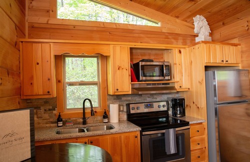 Mill Spring Cabin | Serenity Ridge Cabin E: Couple's Holiday