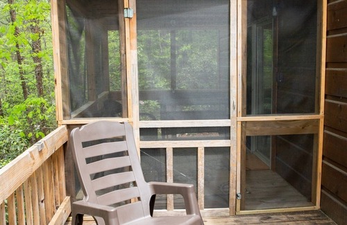 Mill Spring Cabin | Serenity Ridge Cabin E: Couple's Holiday