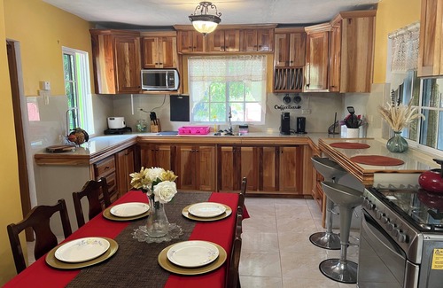 Lacovia Apartment | Serenity Suite 2BR King Apt W/AC