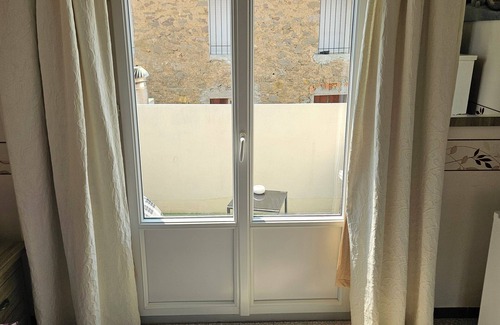 Lezignan-Corbieres Bed & Breakfast | Serge Le Belge Chambres D'Hôtes - Room 1 double bed with balcony