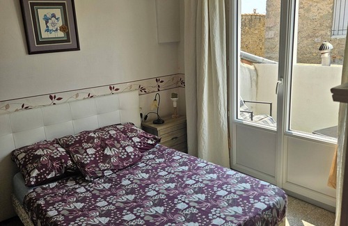 Lezignan-Corbieres Bed & Breakfast | Serge Le Belge Chambres D'Hôtes - Room 1 double bed with balcony