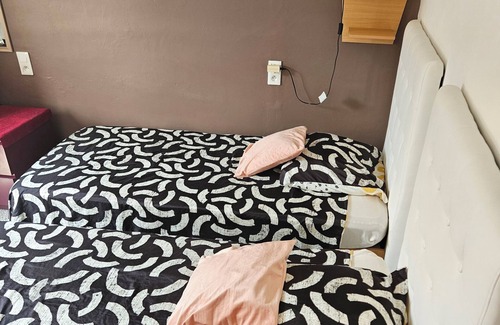 Lezignan-Corbieres Bed & Breakfast | Serge Le Belge room 2 single bed with balcony