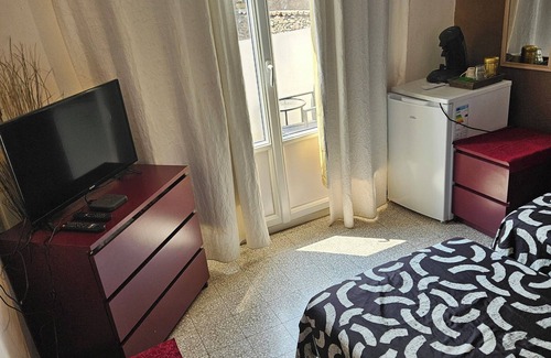Lezignan-Corbieres Bed & Breakfast | Serge Le Belge room 2 single bed with balcony