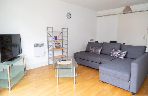 Liverpool City Centre Apartment | Serviced Apartment In Liverpool City Centre - Free Parking - Balcony - by Happy Days