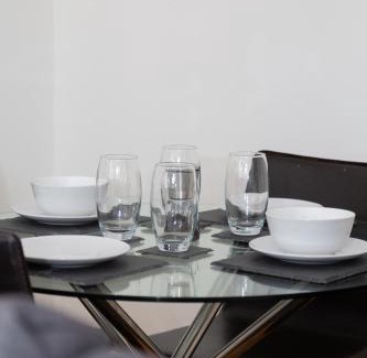 Liverpool City Centre Apartment | Serviced Apartment In Liverpool City Centre - Free Parking - Balcony - by Happy Days