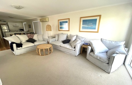 Waterhouse House | Set back from the road in a bush surrounding Narrabri is perfect for.