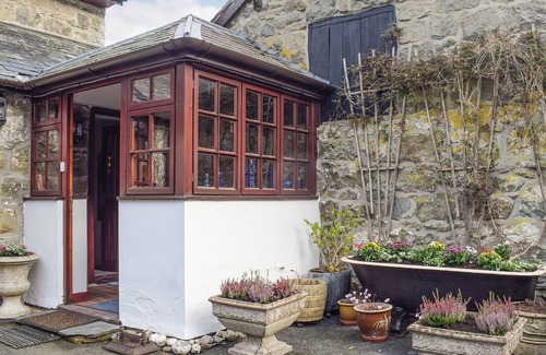 Montgomery Cottage | Set in the picturesque border town of Montgomery, close to all town amenities.