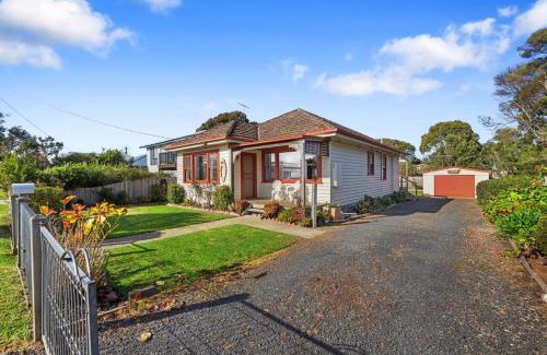 Cowes House | Settle In Retro cottage, Cowes
