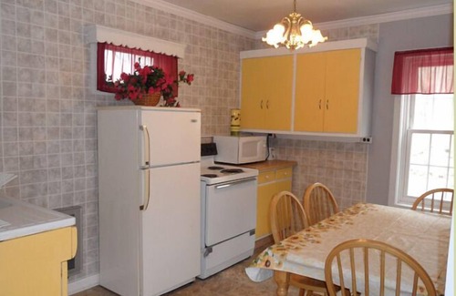 Lake George Hotel | Seven Dwarfs Motel and Cabins
