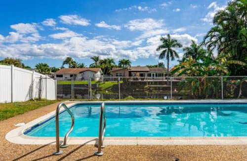 Palm Aire Village West House | Seven Heaven Fort Lauderdale - 3 Dorms & Heated Pool