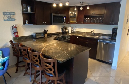 Seven Mile Beach Condo | Seven Mile Beach, Cayman Grand 32, 2 bd/2bth condo w/pool at Island Pine Villas