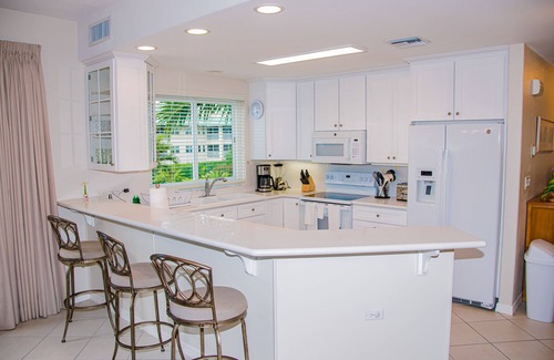 Seven Mile Beach Condo | Seven Mile Beach Oceanfront 3 Bedroom Condo with Pool/Jacuzzi