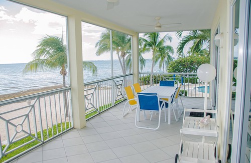 Seven Mile Beach Condo | Seven Mile Beach Oceanfront 3 Bedroom Condo with Pool/Jacuzzi