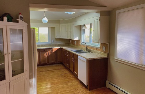 Town of Owasco Cottage | Seven Oaks — Lakefront Cottage on Owasco Lake — Large Beach with Stunning Views