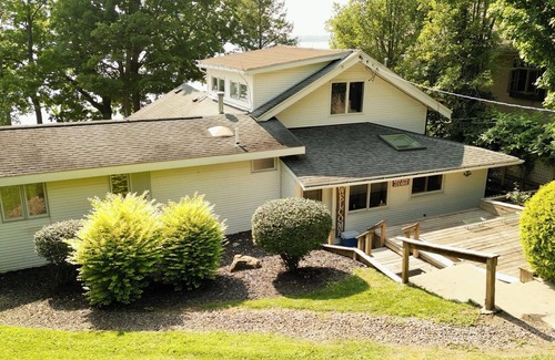 Town of Owasco Cottage | Seven Oaks — Lakefront Cottage on Owasco Lake — Large Beach with Stunning Views