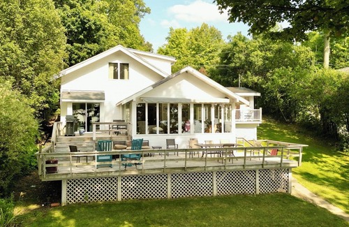 Town of Owasco Cottage | Seven Oaks — Lakefront Cottage on Owasco Lake — Large Beach with Stunning Views